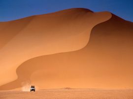 Jeep in desert Wallpaper