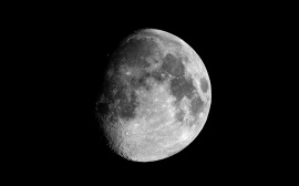 Greyscale moon Обои