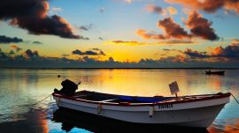 Deserted boat Wallpaper