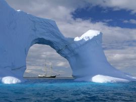 Antarctic sailing Wallpaper