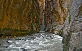 River through rocks Обои