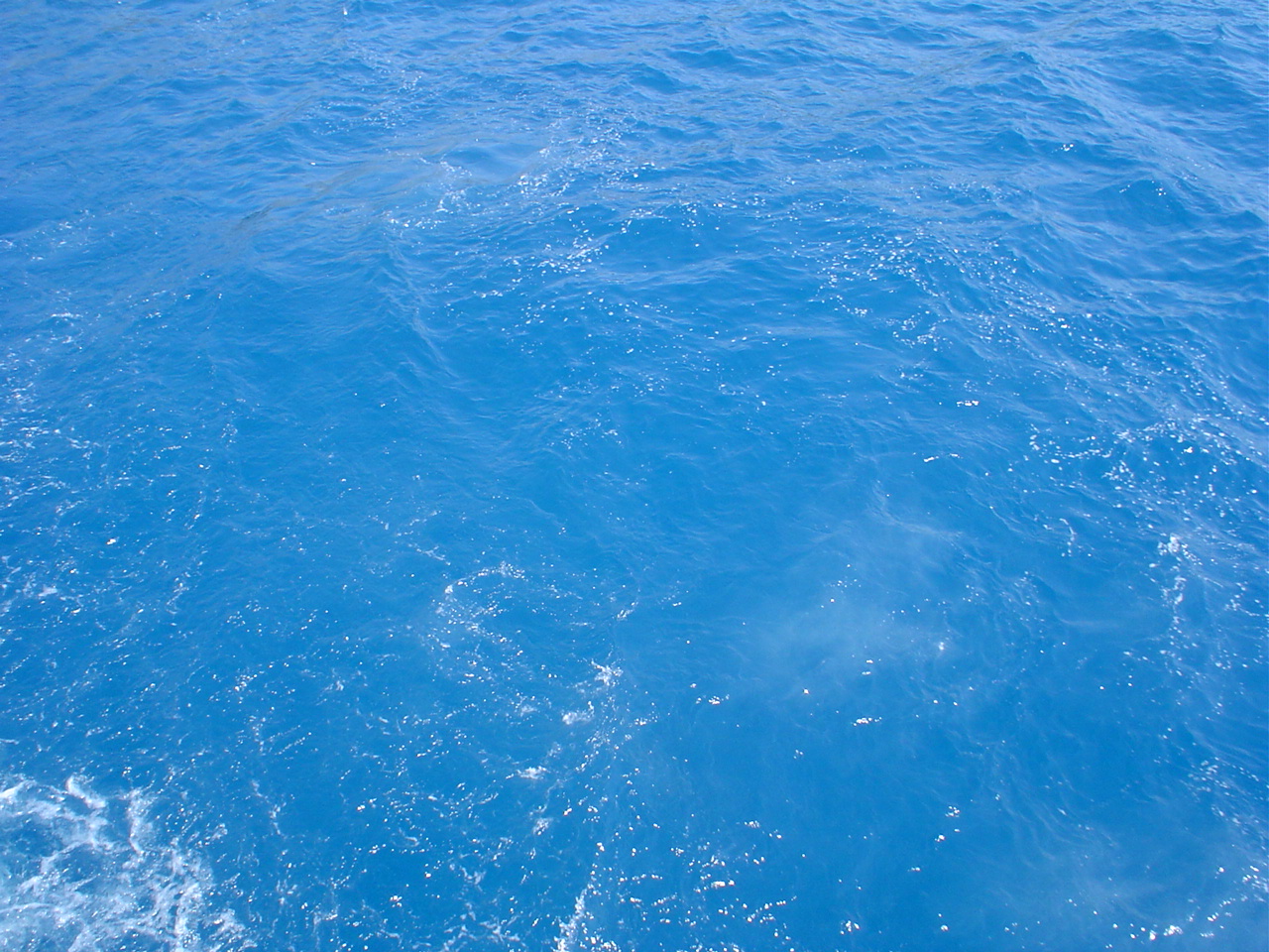Материалы в морской воде. Фон море. Голубое море. Голубой фон вода. Море вода.
